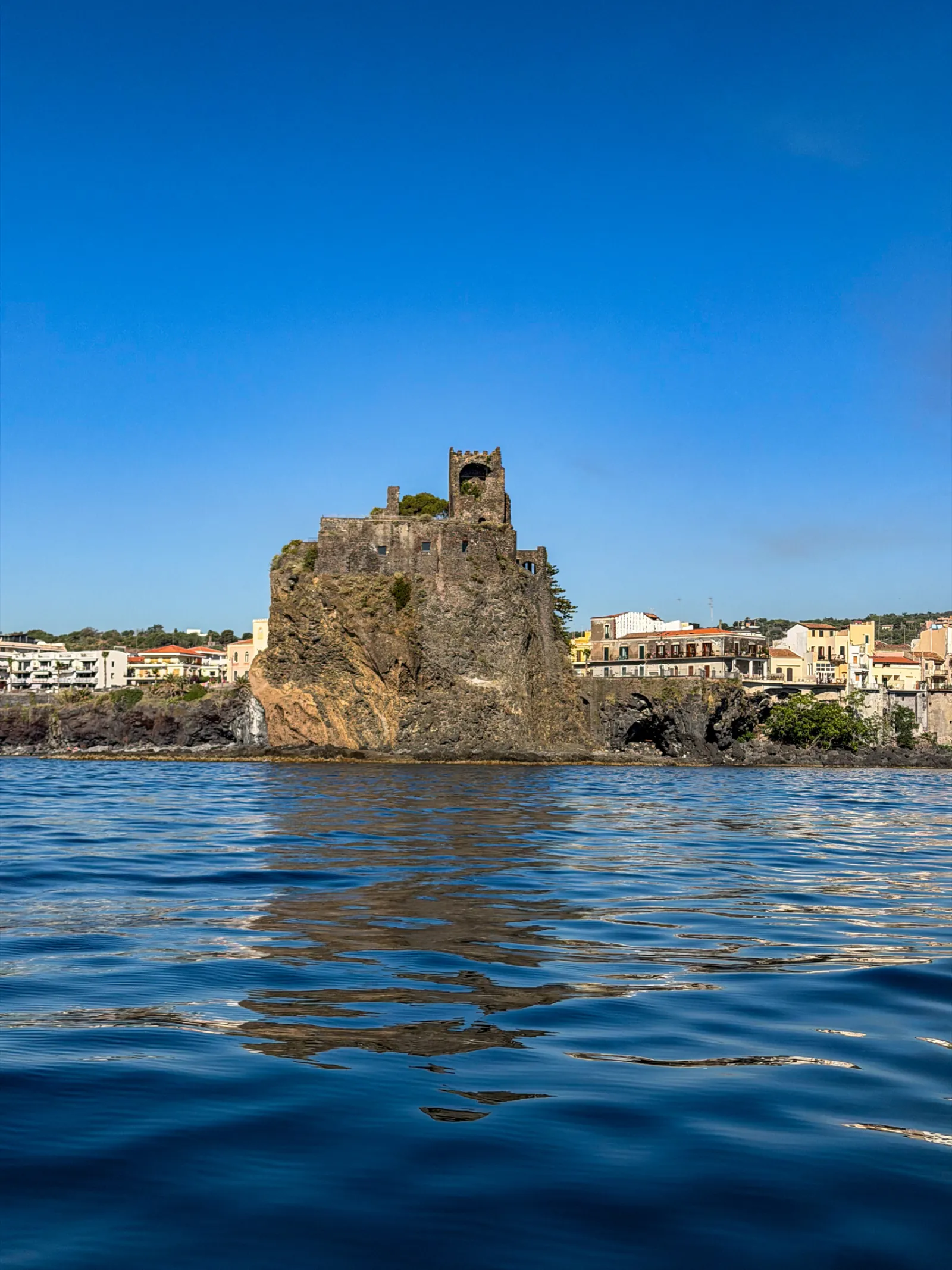 Il Castello di Aci visto dal mare Ionio