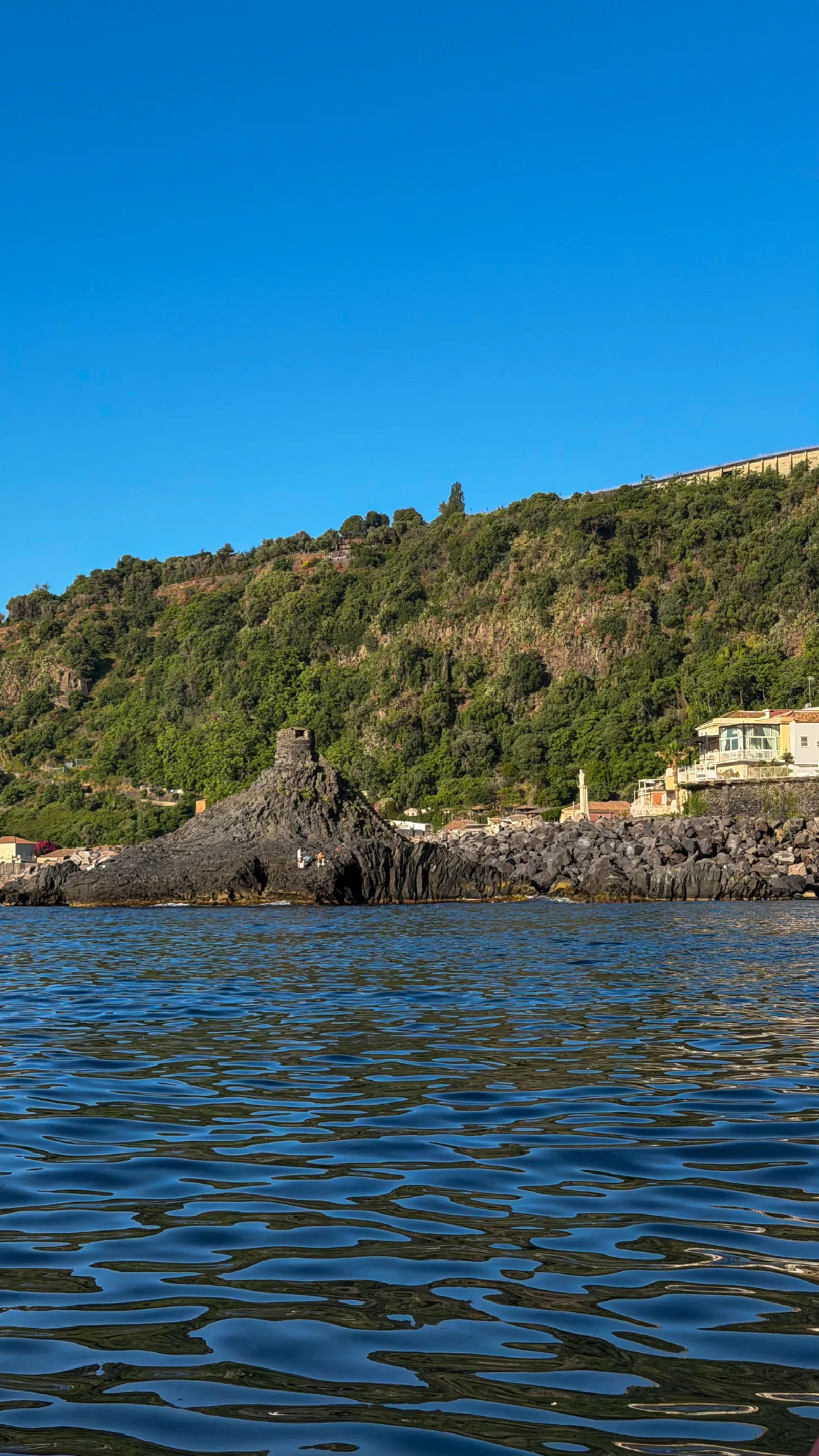 Scogliera sul mare Ionio
