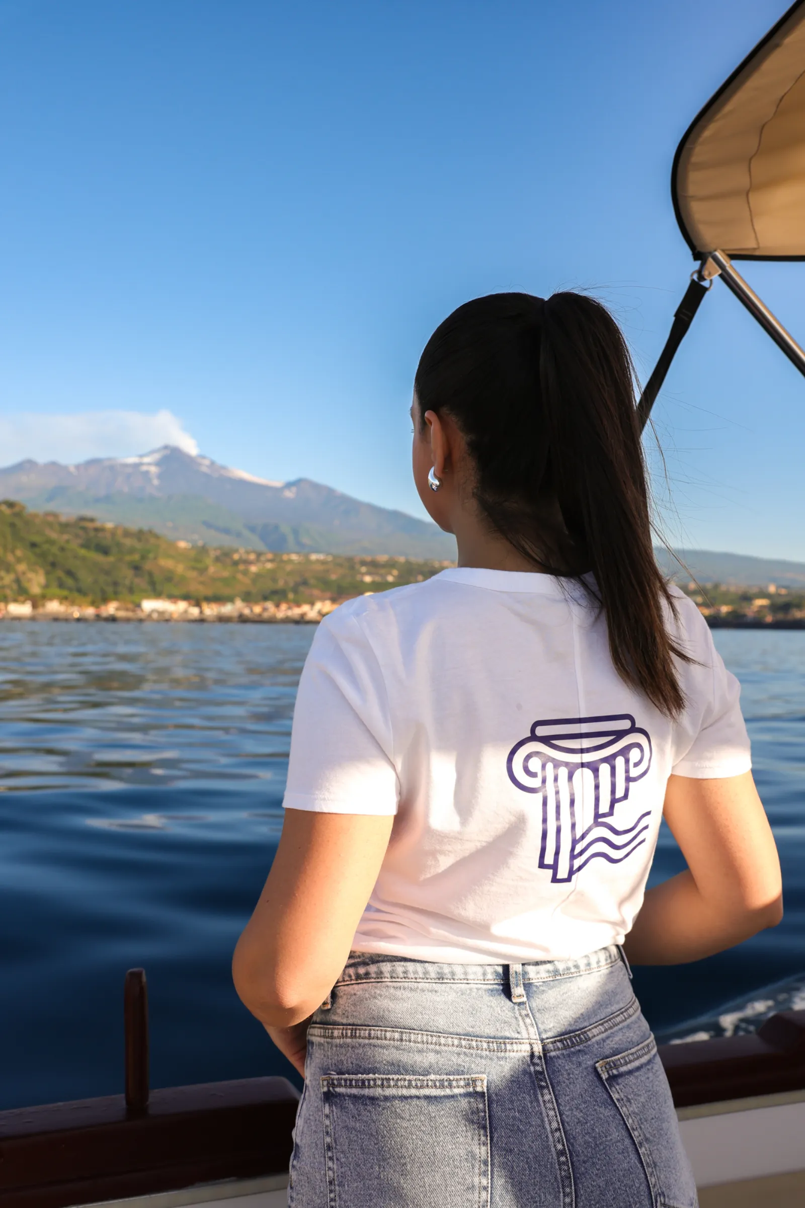 Il team Ionian Experience in barca con l'Etna sullo sfondo